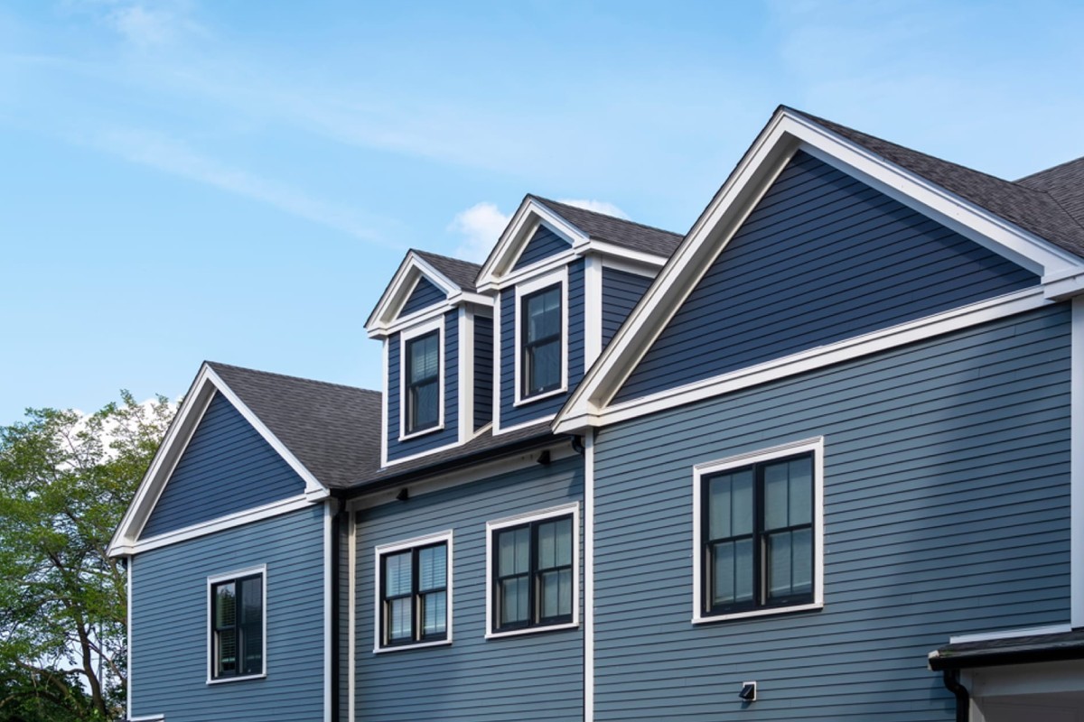 Choosing the Right Siding Contractor_ Insider Tips for a Successful Exterior Makeover Feauted Image
